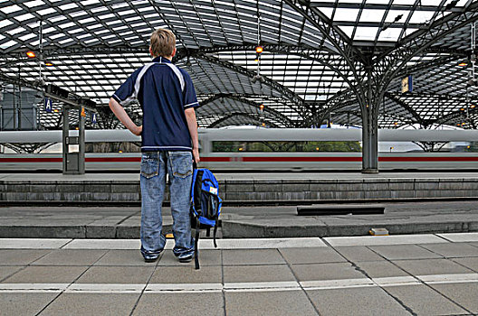 男孩,等待,铁路,车站,科隆,北莱茵威斯特伐利亚,德国,欧洲