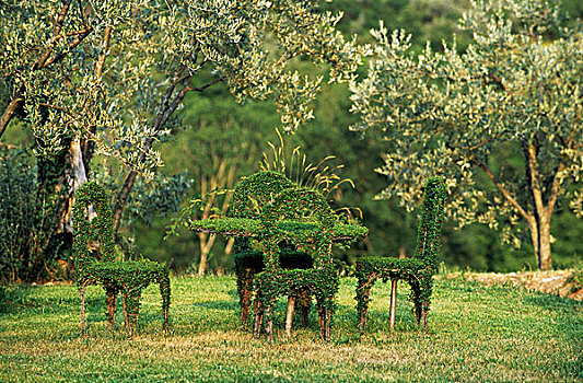 绿雕塑,桌子,椅子,橄榄林