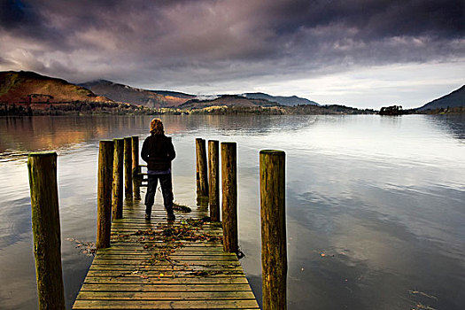 女人,站立,木质,码头,湖,坎布里亚,英格兰