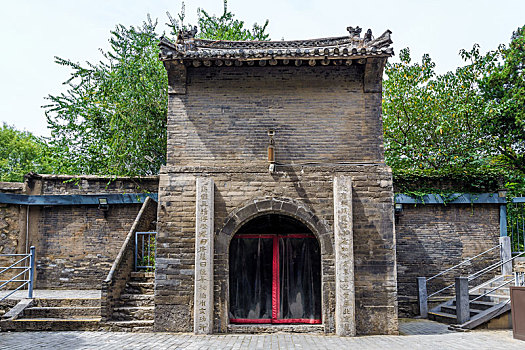 中国河南省洛阳市龙门石窟东山石窟群古建筑