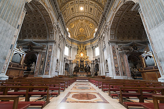 梵蒂冈圣彼得大教堂内部穹顶与石柱大理石雕刻