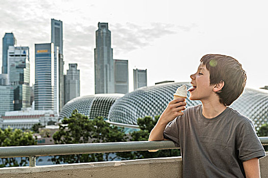 男孩,吃,冰淇淋蛋卷,城市天际线,背景
