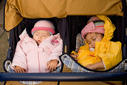 两个女孩,睡觉,婴儿车