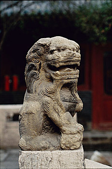 山西省博物馆内大殿前石柱上小狮子