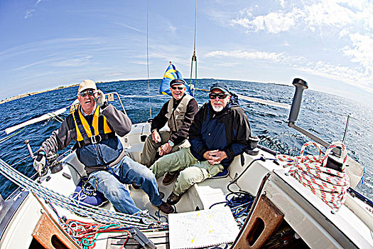 三个男人,放松,帆船