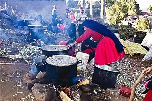侧面,成年,女人,做饭,塔丘勒岛,普诺,秘鲁