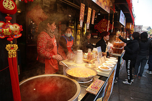 文旅市场红红火火,游客逛古街品美食享受春节假期