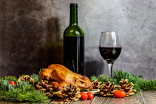 圣诞节食物,熏鸡,红色的西红柿和葡萄酒