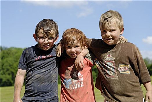 三个,朋友,男孩,遮盖,泥,乐趣