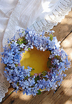 花环,紫花,黄色板材,靠近,白色,蕾丝桌布