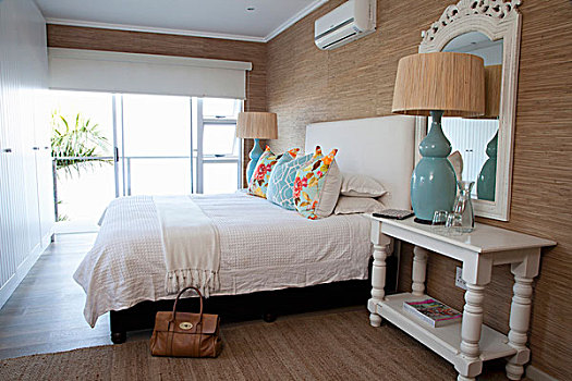 卧室,白色,合适,衣柜,青绿色,台灯,散落,垫子,床,褐色,壁纸