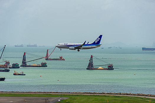 一架全日空的飞机正降落在香港国际机场