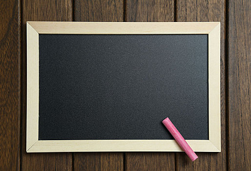 黑板和粉笔放在木桌上