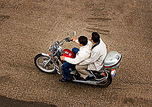 两个男人,骑,摩托车