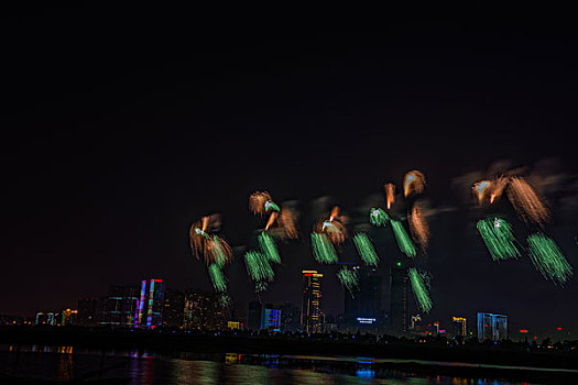 烟花,建筑群,河流,夜景,水,灯,节日