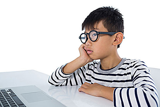 男孩,坐,笔记本电脑,白色背景,思想