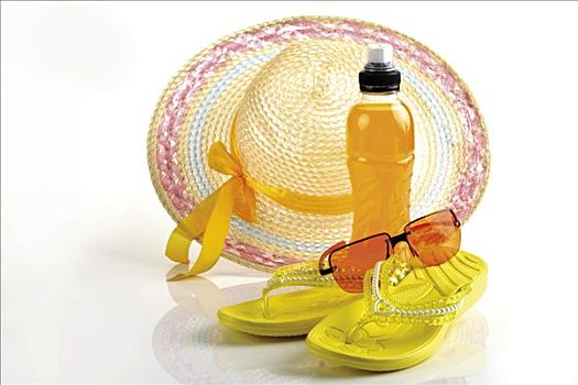黄色,人字拖鞋,功能型饮料,瓶子,遮阳帽,橙色,墨镜,象征,暑假