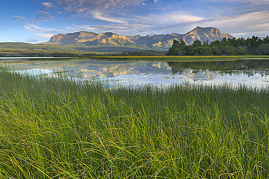 湖,正面,山峦,沙发,山,瓦特顿湖国家公园,艾伯塔省,加拿大
