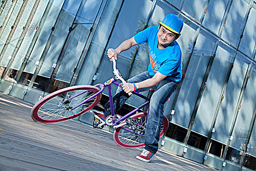骑彩色自行车的年轻男士