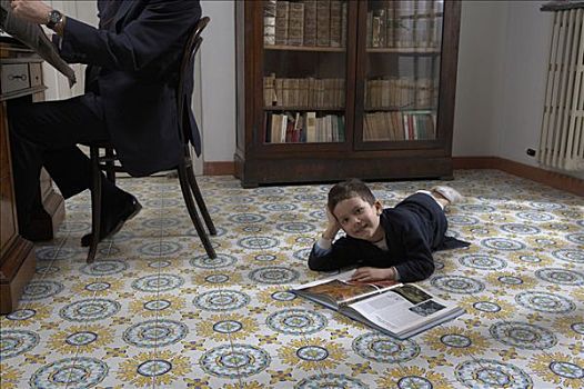 男孩,4-6岁,躺着,办公室,地面,肖像