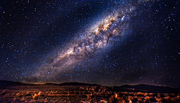 壮观的银河,拍摄于安第斯山脉,南美洲高原