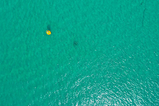 航拍海南三亚亚龙湾国家旅游度假区湛蓝海景