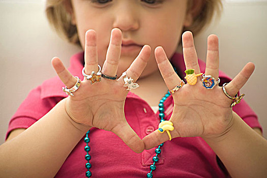 小女孩,戴着,几个,塑料制品,戒指,手指,特写