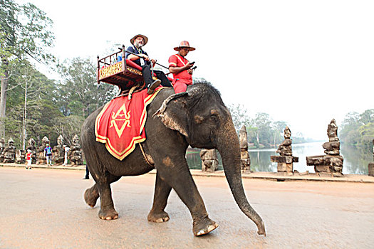 吴哥窟骑大象的游客