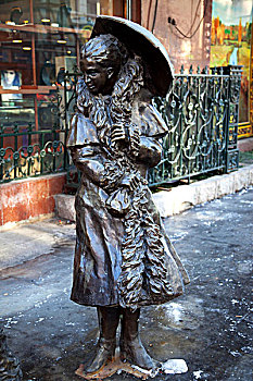 哈尔滨俄罗斯风情小镇的街头人物铜制雕塑