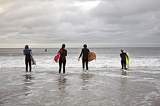 后视图,四个,年轻人,冲浪,冲浪板,海洋,海滩,纽约,美国