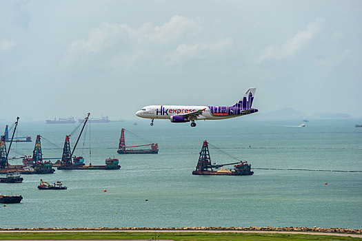 一架香港快运航空的客机正降落在香港国际机场