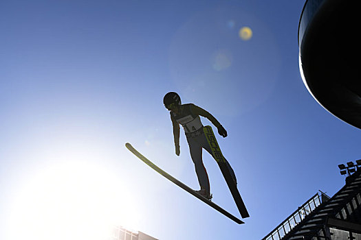在位于河北省张家口市崇礼区的2022年北京冬奥会张家口赛区的国家跳台滑雪中心,雪如意,进行比赛的运动员