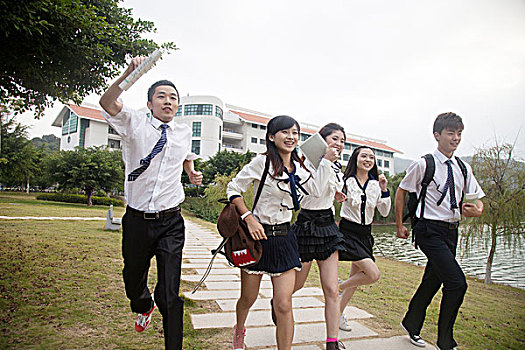 五个大学生在校园奔跑