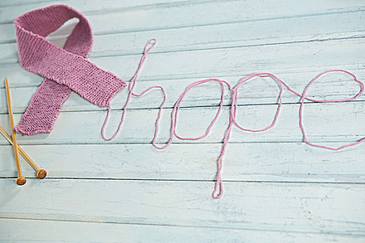 俯拍,粉色,乳腺癌,意识,带,希望,文字,编织品,针,白色背景,木桌子