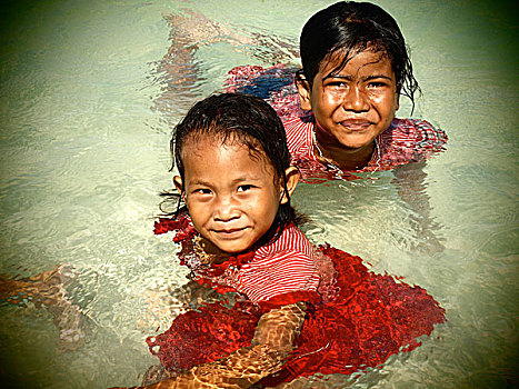 两个女孩,6岁,游泳,衣服,海滩,苏梅岛,泰国,亚洲