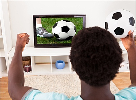 非洲,男青年,看电视,拿着,足球