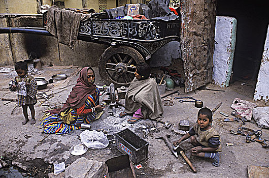 印度,拉基斯坦邦,琥珀色,乡村,职业母亲,孩子,制作,金属