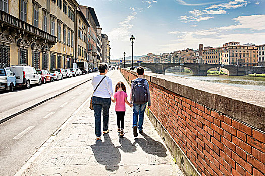 后视图,老年,女人,两个,孙辈,漫步,阿尔诺河,佛罗伦萨,意大利