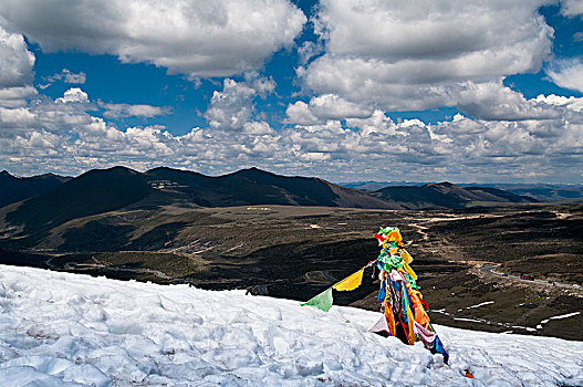 高原雪地上的经幡