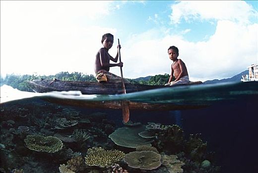 巴布亚新几内亚,男孩,独木舟,上方,海岸线,高处,礁石,仰视