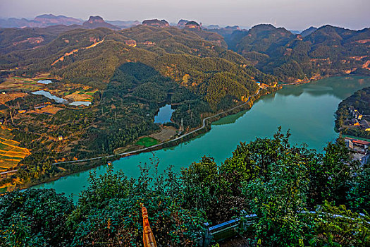 山,丹霞,水电站,蓝天,河流,田野风光,山脉,水库,旅行,地质公园,丹霞地貌,灌木,树,草,水潭,素材,平面设计