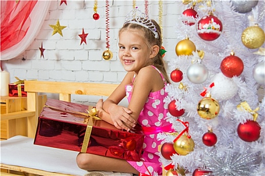 微笑,女孩,坐,长椅,巨大,礼物,圣诞树