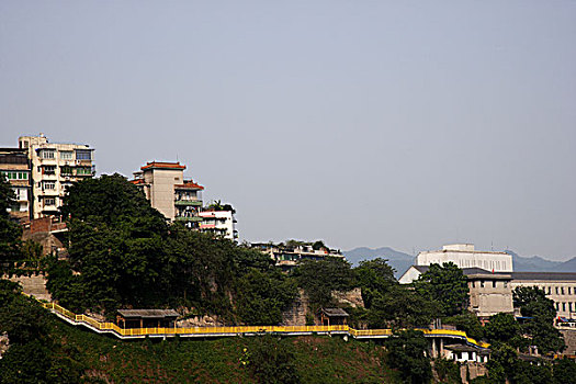 建在悬崖峭壁上的重庆山城步行道石板坡长江大桥地段