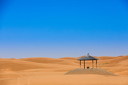 沙漠中的凉亭