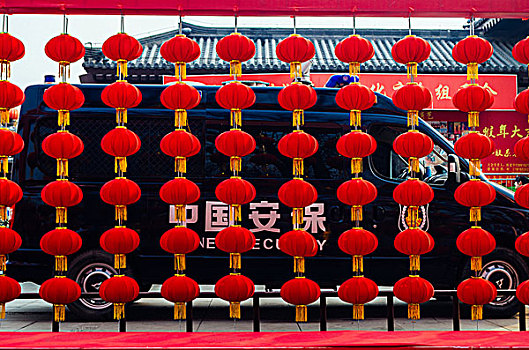 新年挂着灯笼旁边的中国安保警卫的车