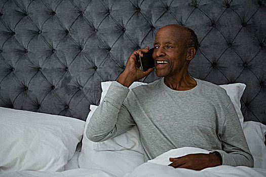 高兴,老人,交谈,手机,卧室,在家