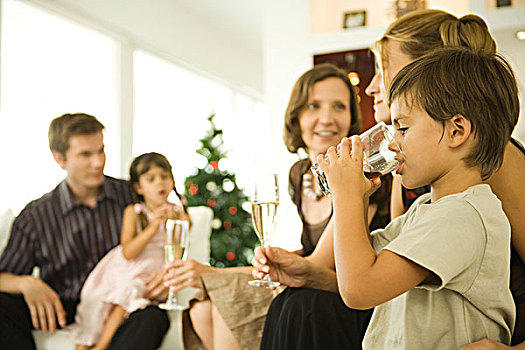 男孩,喝,饮料,成年,香槟,圣诞树,背景