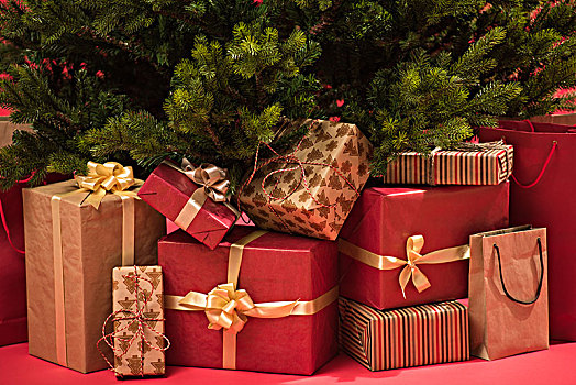 圣诞树,礼物,红色背景