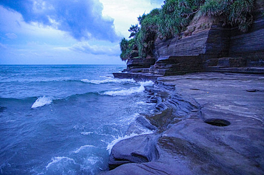 岩石,礁石,石头,岛礁,海岛,岛屿,雾,海,海滩,海面,海浪,海洋,水,大海,海水,海平面,蓝色,暗光,黄昏,无人,自然,壮观,美景,风景,风光,旅游