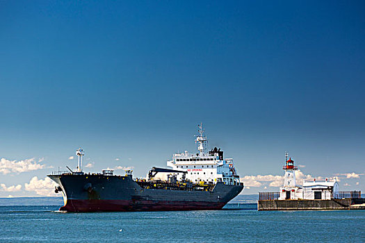 大,船,水中,靠近,白色,红色,灯塔,结束,码头,蓝天,云,远景,科尔本港,安大略省,加拿大